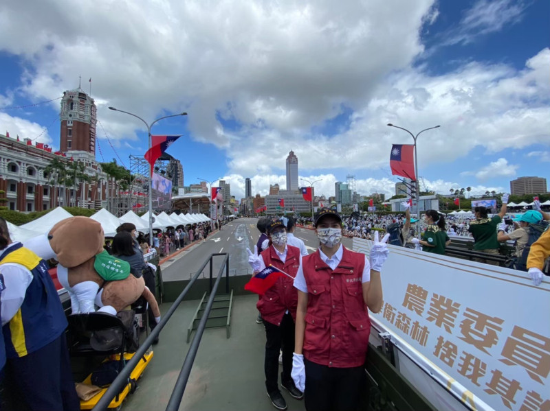 毛品樺 (右)及徐愛明 (左)於國慶典禮接受遊街表揚。   圖：新北市動保處提供