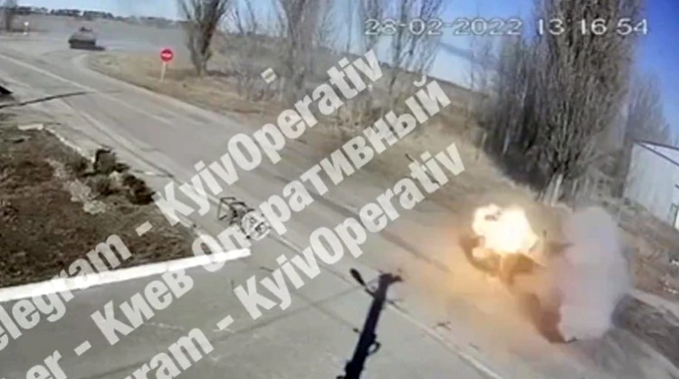 烏克蘭老夫婦日前開車出門時遭俄軍坦克砲擊。   圖：翻攝推特