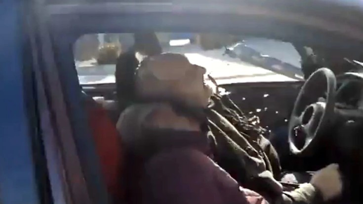 烏克蘭老夫婦相依慘死車內。   圖：翻攝推特