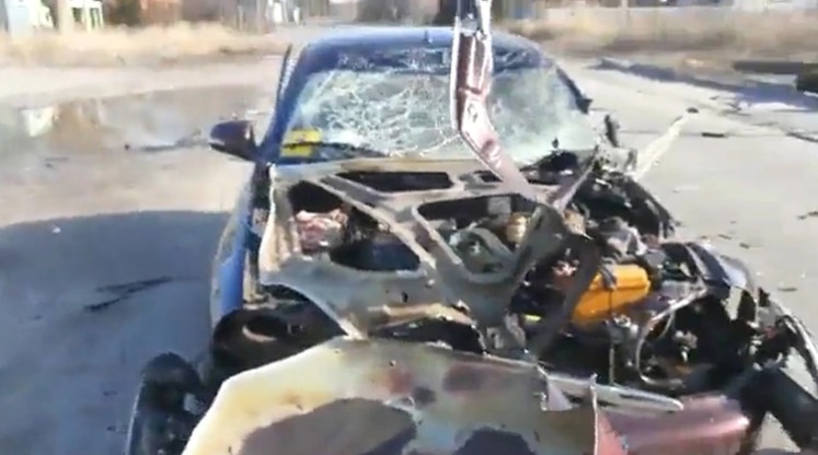 車輛遭俄軍坦克炸爛。   圖：翻攝推特