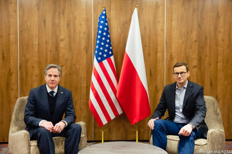 在美國國務卿布林肯（左起）奔走下，波蘭總算點頭把所有的米格-29戰機交由美方處理，以支援烏克蘭，但總理莫拉維茨基表明不會介入戰事。   圖：翻攝自莫拉維茨基臉書
