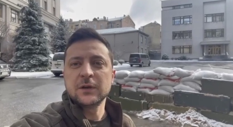 烏克蘭總統澤連斯基（Volodymyr Zelenskiy）在總統府庭院拍攝影片，顯示他還在烏克蘭。   圖：翻攝自澤連斯基instagram