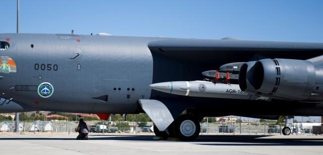 美國研發由 B-52H 轟炸機投放，並由助推發動機加速後，滑翔體與助推器分離，再以高超音速飛向打擊目標。   圖 : 翻攝自 US Airforce