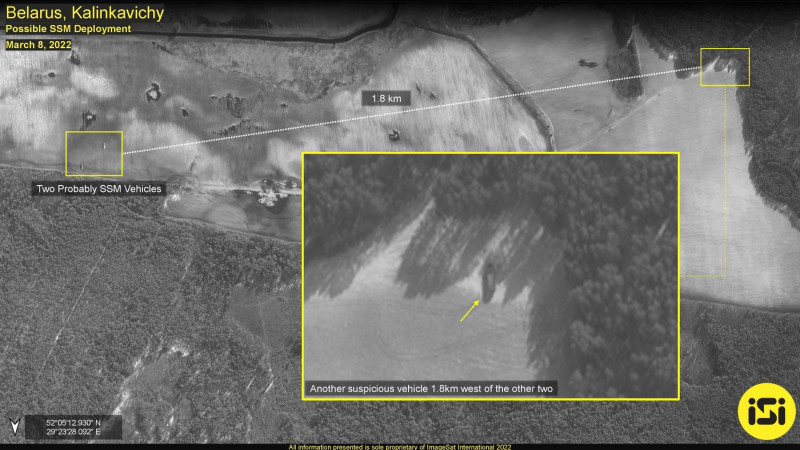 另一張衛星偵照圖發現在相距1.8公里東西兩側各有2輛導彈發射車部署。   圖：翻攝ImageSat Intl.推特