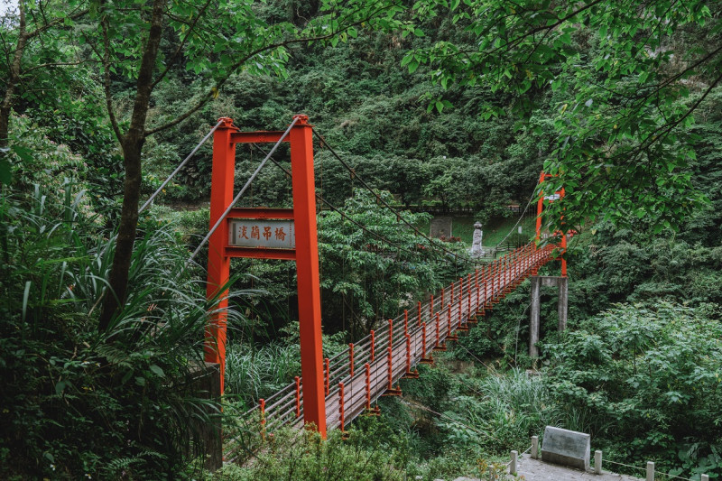 踏上朱紅色淡蘭吊橋來場淡蘭古道南路之旅。   圖：新北市觀旅局提供