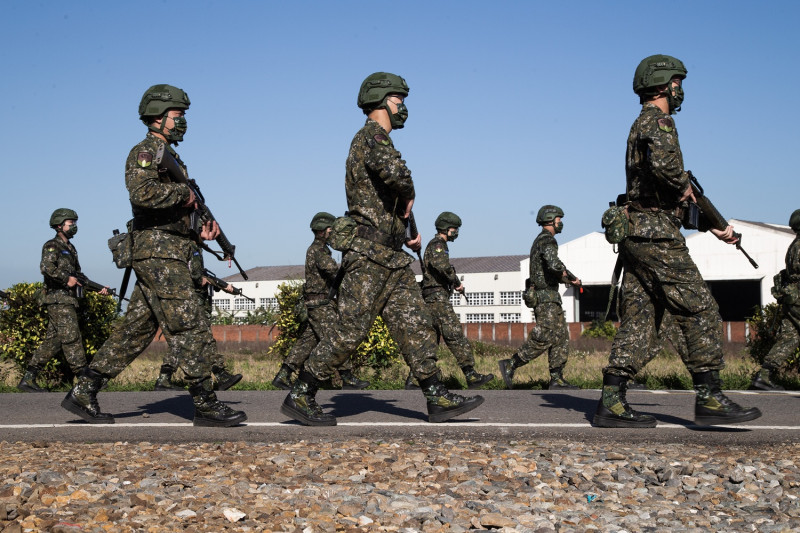 透過行軍訓練，使召員更加熟稔戰術動作運用要領，鍛鍊體魄、耐力及意志力。   圖：軍聞社提供