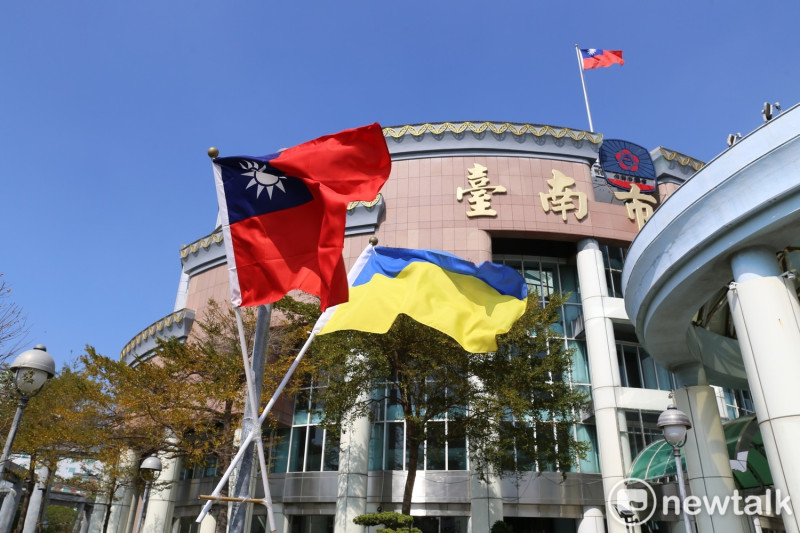 臺南市議會在議場外高掛中華民國和烏克蘭的國旗，表達全力支持烏克蘭人民反侵略的決心，引發各界關注和肯定。   圖：黃博郎／攝