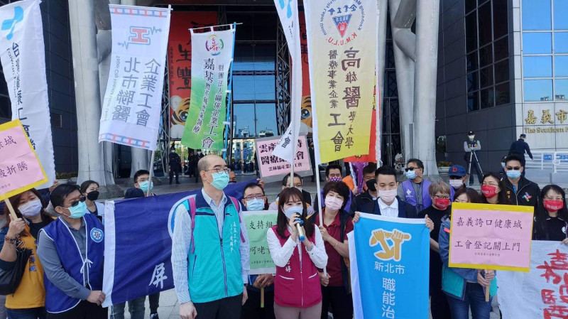 台灣醫療工會聯合會今（9）日到嘉義市府門口開記者會，市議員黃思婷到場聲援。   圖：嘉基工會/提供