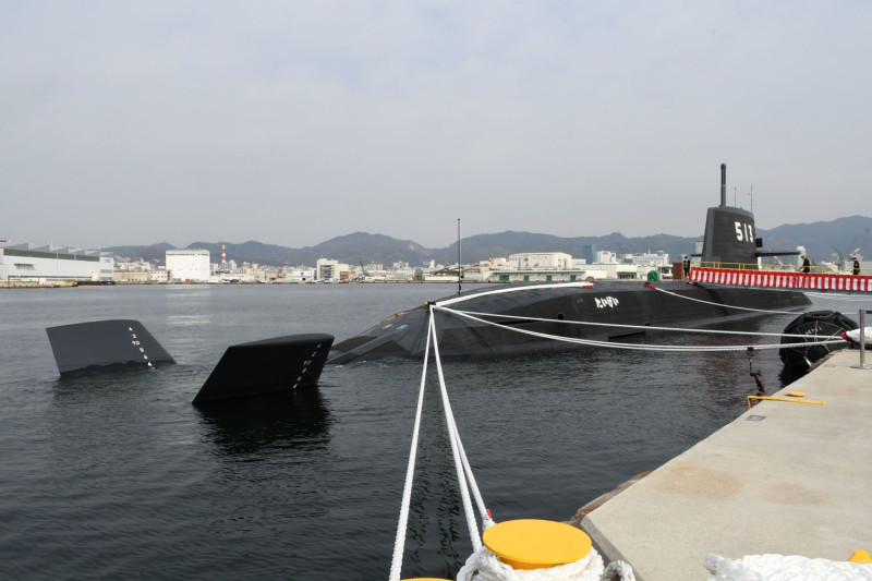 日本海上自衛隊最新型潛艦「大鯨級」1號艦「大鯨號(SS-513)」9日正式授旗成軍。   圖：翻攝防衛省 海上自衛隊推特