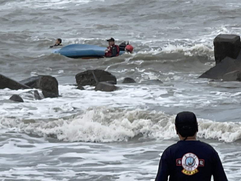 退役蛙人在台中大安海域模擬救溺。   台中觀旅局/提供
