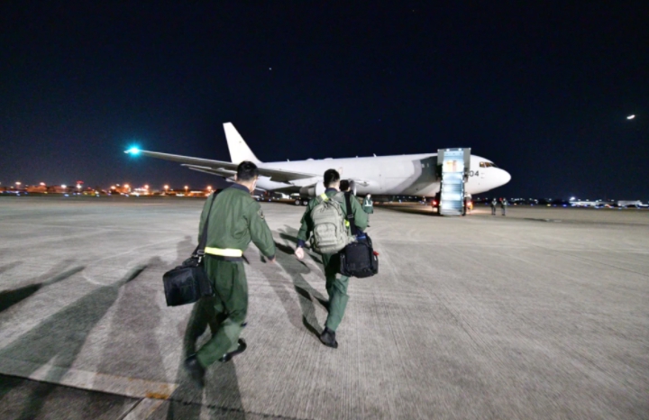 裝有防彈背心頭盔的 KC-767 加油機已從空自小牧基地出發飛往烏克蘭。   圖 : 翻攝自日本自衛隊推特