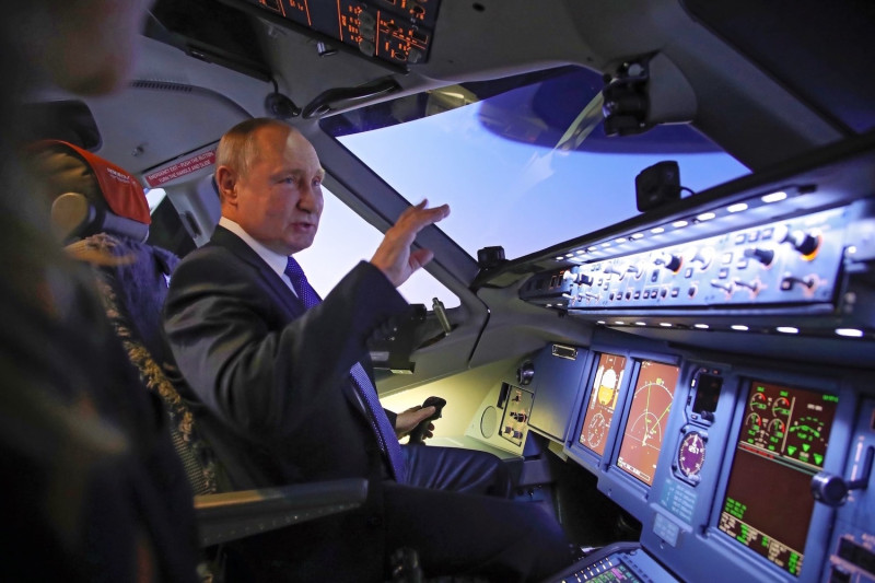 俄羅斯總統普丁坐在飛機模擬器的駕駛艙內。   圖：達志影像／美聯社