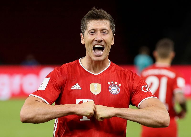 拜仁慕尼黑前鋒Robert Lewandowski今日在歐冠16強賽中，僅花11分鐘「戴帽」。此外力挺烏克蘭，放棄和中國華為億元合約。   圖／美聯社／達志影像