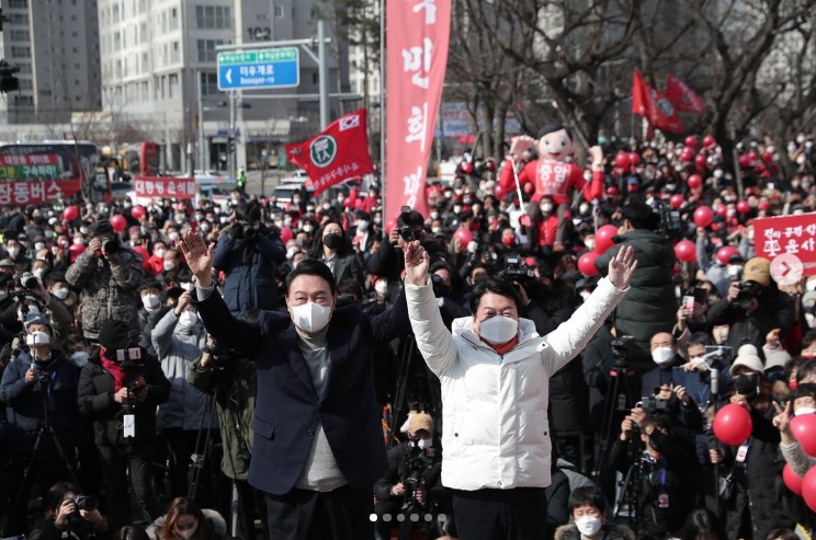 韓國總統當選人尹錫悅（前排左）打出不向中國示弱旗幟，以些微差距贏得勝選，外電分析他可能提倡一個軍事上更強大的韓國。   圖：翻攝自尹錫悅IG