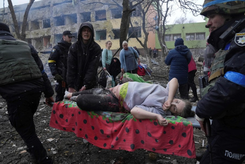 馬里烏波爾頻頻遭到俄軍轟炸，圖為日前馬里烏波爾婦幼醫院一名孕婦虛弱地躺在擔架上被抬出去。   圖：達志影像／美聯社（資料照片）