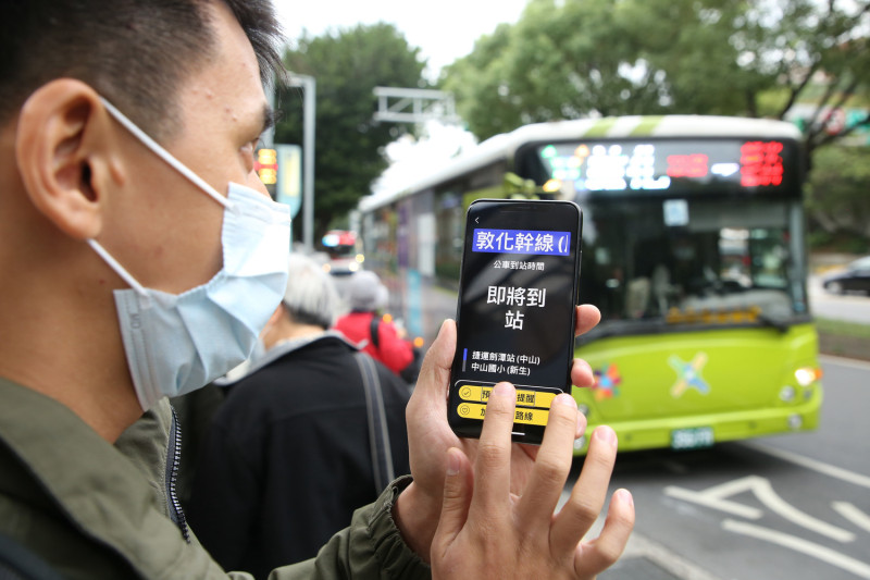 台北市交通局說，今年預計再增加5條公車路線預約系統，輔助視障者搭公車。   圖：台北市交通局 / 提供