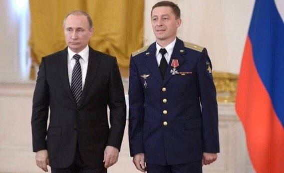 俄羅斯戰車團上校指揮官傳出遭烏克蘭軍隊擊殺，他曾獲普丁親頒勇氣勳章。   圖：翻攝推特