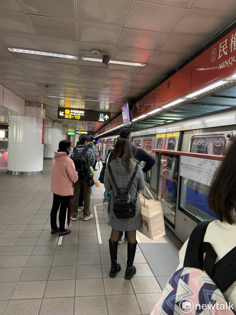台北捷運宣布，從今(23)日起，各路線平日尖峰時刻班距維持不變，但平日離峰、假日班距將會調整。   圖：張家寧／攝