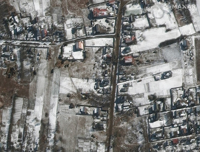 在基輔西北 17 英里的烏克蘭奧澤拉鎮居民區的道路上可清楚看見俄軍軍用車。   圖：翻攝自 Maxar Technologies