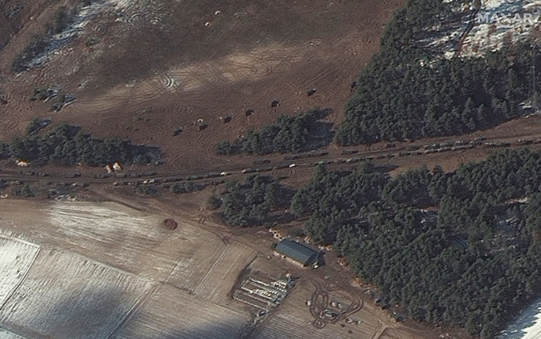 在安東諾夫空軍基地以西10英里處的別列斯揚卡（Berestyanka），可見一些燃料卡車與多個火箭發射器被放置於樹木附近的田野中。   圖：翻攝自 Maxar Technologies