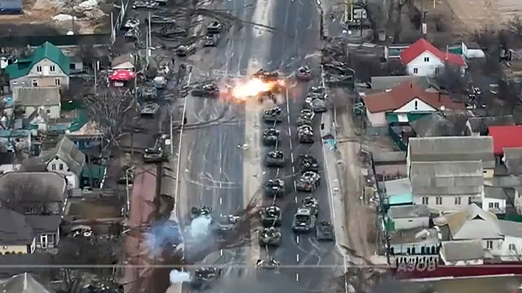 無人機影片顯示俄軍坦克車隊遭襲擊。 圖：翻攝自烏克蘭國防部
