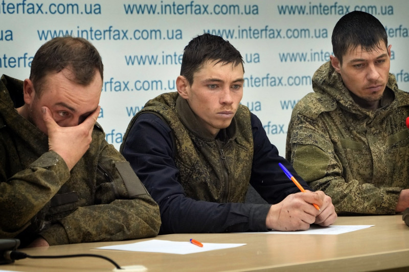 烏克蘭政府屢屢召開戰俘記者會，俄羅斯被俘士兵透過鏡頭和烏克蘭平民道歉，表示他們都被騙了。（戰俘示意圖）   圖：達志影像／美聯社（資料照片）