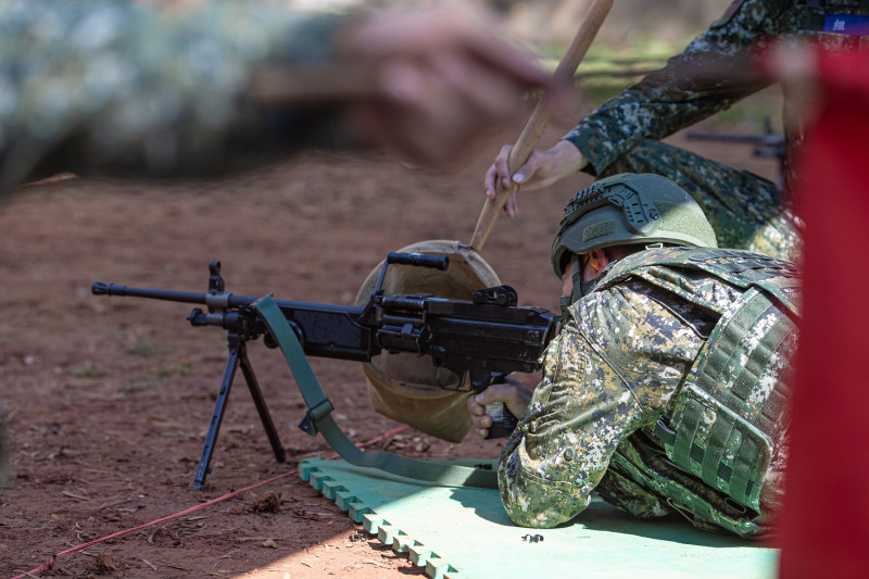 召員實施M249班用機槍10公尺射擊。   圖：軍聞社提供