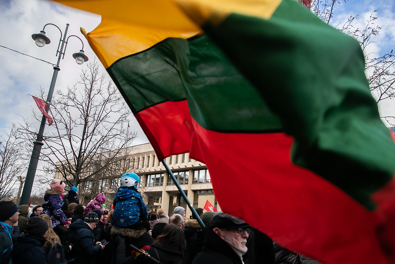 立陶宛民眾上街紀念31年前脫離蘇聯恢復獨立   圖：翻攝自立陶宛外交部推特