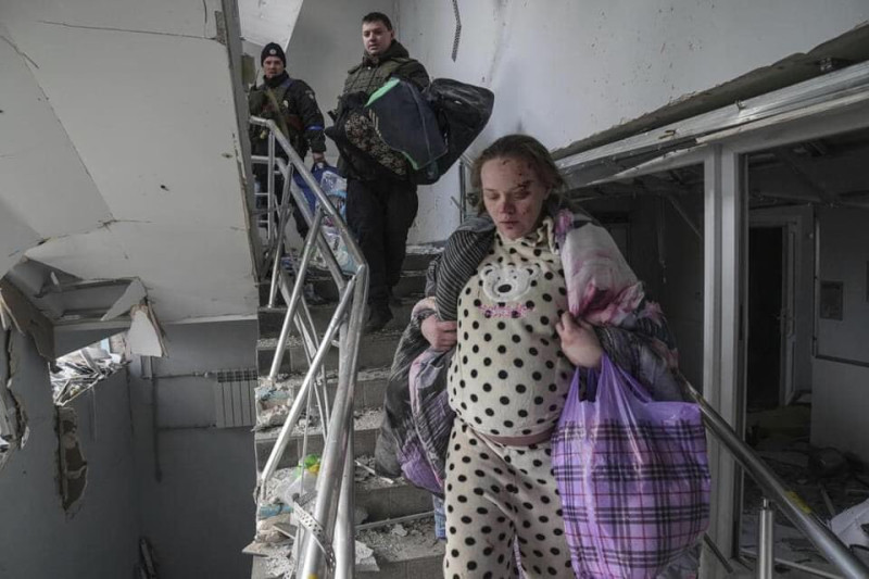 馬里烏波爾醫院遭轟炸時，該名遇襲孕婦。   圖：翻攝自推特