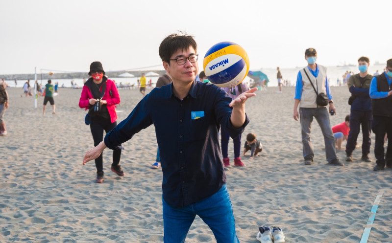 陳其邁與年輕人玩沙灘排球。   圖：高雄市政府提供