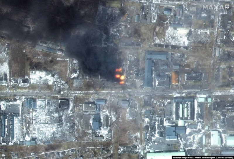 衛星影像顯示，馬立波（Mariupol）建築嚴重受損。   圖/翻攝自推特