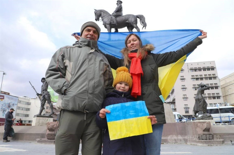 烏克蘭記者加迪辛斯卡（後右）與土耳其籍丈夫、女兒逃出「基輔最後防線」伊爾平，輾轉棲身土耳其。一家人12日參加在安卡拉地標勝利紀念碑前的示威活動。   圖中央社