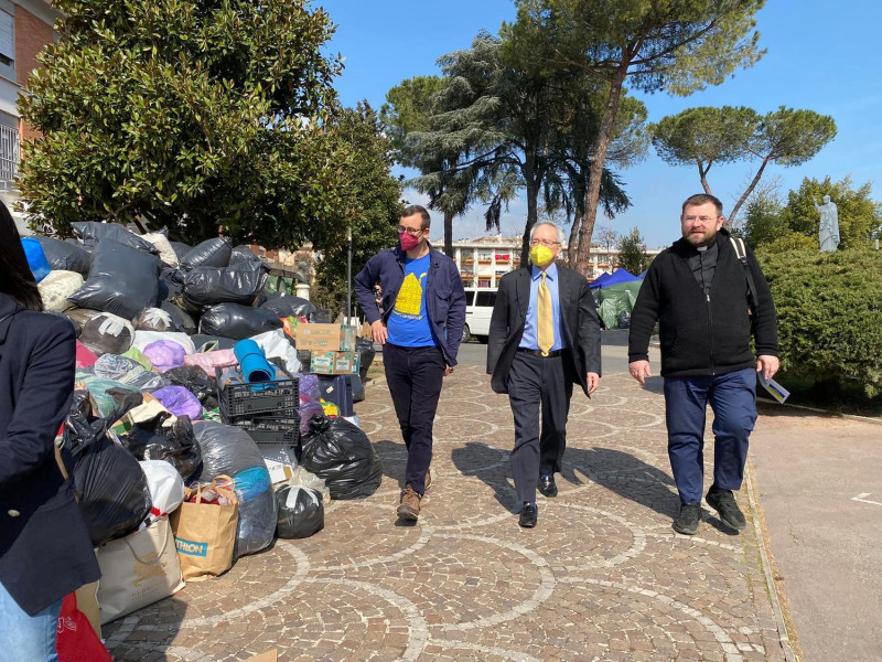 駐教廷大使李世明（中）前往羅馬的烏克蘭國家教堂代表台灣政府捐款、捐物資。   圖：擷取自駐教廷大使館臉書