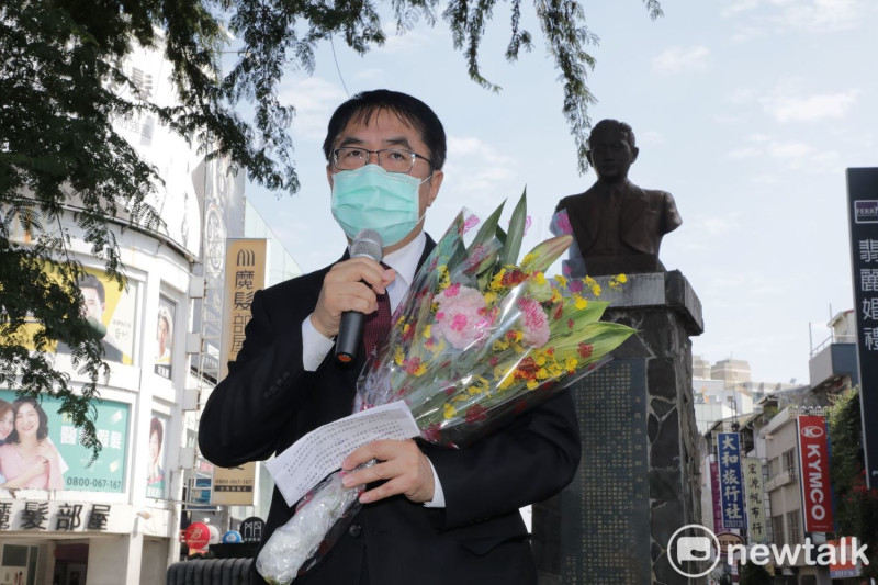 台南市長黃偉哲出席湯德章紀念活動，表達致敬之意，並當場宣布「湯德章大道一號」將規劃在台南具有象徵意義的台灣文學館。   圖：黃博郎／攝