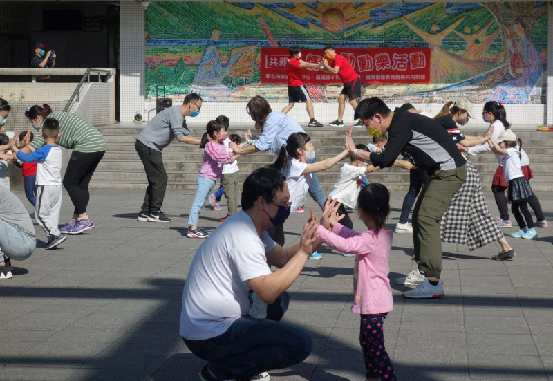 親子體操共玩，帶領家長進行以兒童為中心的多樣互動遊戲。   圖：新北市教育局提供