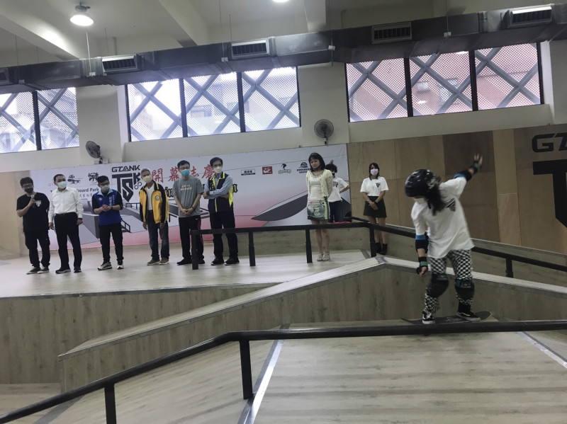 全台第一個公辦民營室內滑板場正式啟用，滑板國手廖紜翊、廖奕橙來體驗。   圖：新北市體育處提供  