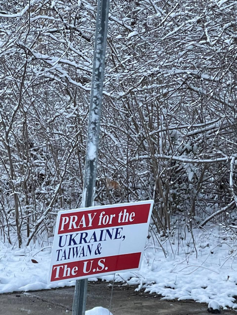 駐美代表蕭美琴14日上午在臉書分享在美國拍到的1張照片，牌子的內容是為烏克蘭、台灣和美國祈禱，令人感到溫暖。   圖：翻攝自蕭美琴臉書