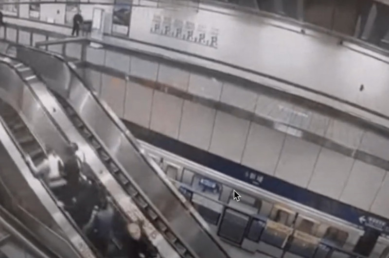 台北捷運板南線新埔站在11日晚間，發生手扶梯瞬間失速情形，近30位民眾全往後摔跌撞成一團。   圖：翻攝自爆料公社影片 