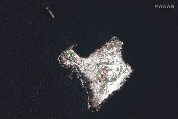 蛇島最新衛星照顯示島上部分建築遭俄軍摧毀，旁邊還停泊一艘俄軍登陸艦。   圖：翻攝自推特
