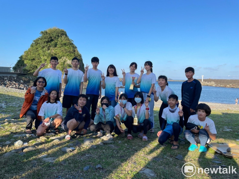 亞果去年起拋磚引玉贊助台南西門實驗小學成立帆船隊，讓孩子們從認識海洋到愛上海洋，更讓孩子擁有發展海上運動的舞台。   圖：亞果遊艇集團提供