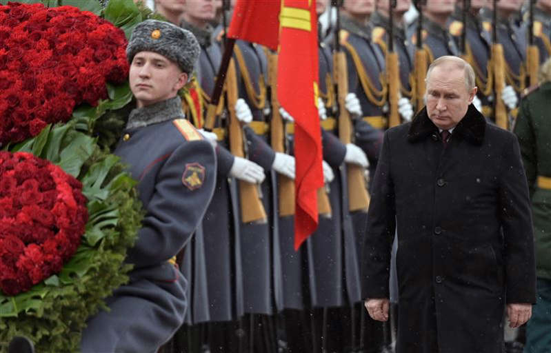 俄羅斯首度證實有情報軍官死亡，並以盛大軍禮安葬、追授勳章。   圖：翻攝推特