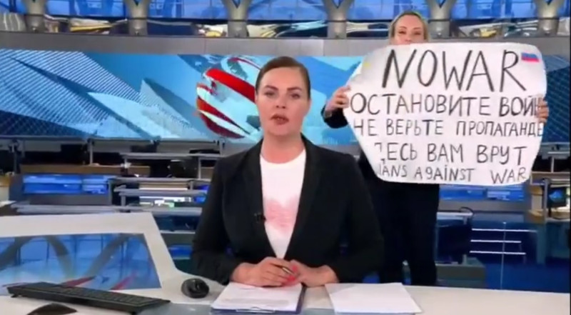 俄羅斯國營電台「第一頻道」(Channel One)14日晚間播報新聞時，一名編輯手持「不要戰爭」（NOWAR)海報闖入主播台後方，海報下方則以俄語寫著「停止戰爭。不要相信宣傳。他們在對你說謊」。   圖：翻拍自推特