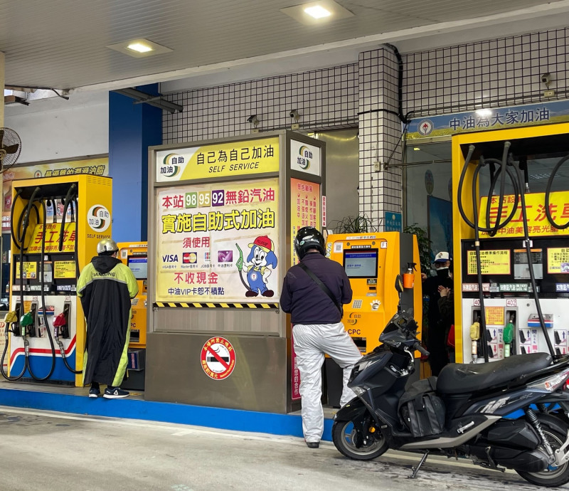 中油宣布，明(4)日起汽、柴油各調降0.2元及0.3元。   圖：台灣中油公司／提供