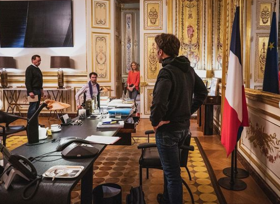 法國總統馬克宏御用攝影師近期在IG上釋出馬克宏身著休閒服裝辦公的照片。   圖：擷取自 soazigdelamoissonniere的IG