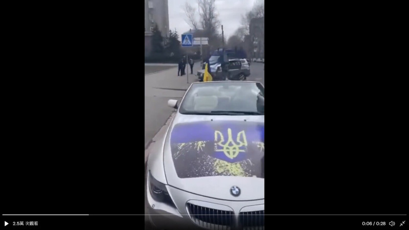 烏克蘭南部城市尼古拉耶夫有位富豪將自己的BMW轎車捐給烏克蘭軍隊，而軍人在車後方加裝重機槍成為「戰術輪車」。   圖：擷取自 Visegrád 24Twitter