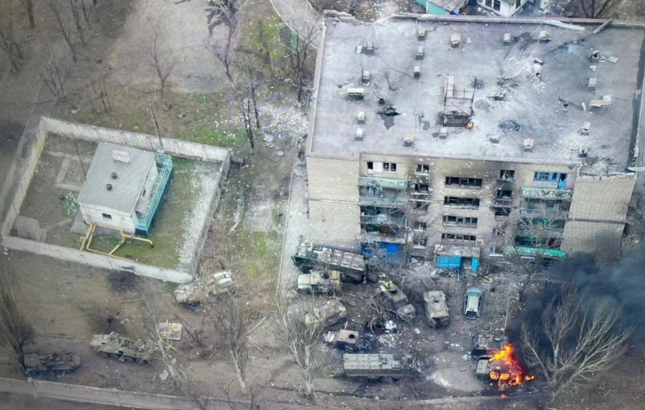 俄羅斯裝甲車遭到摧毀堆積在一處的照片被烏克蘭軍方公開。   圖：翻攝推特