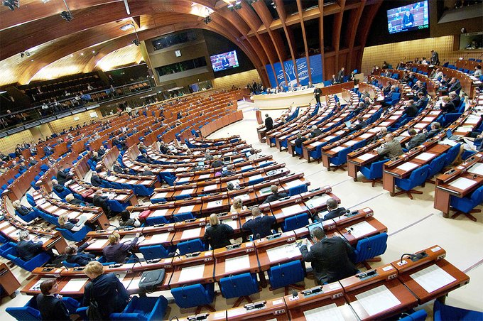 歐洲理事會14日召開議員大會（PACE），會中討論俄羅斯侵略烏克蘭、嚴重違反人權一事，並表決俄羅斯是否能繼續留在該組織。   圖：翻攝自PACE推特