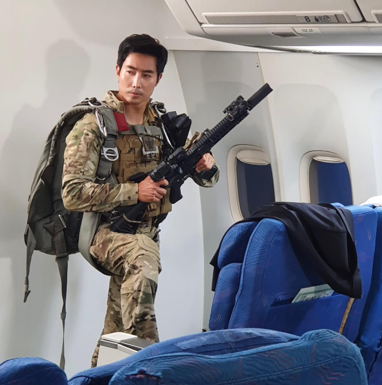 南韓YouTuber「李根大尉(이근대위)」，日前宣布前往烏克蘭當義勇軍。   圖：翻攝自IG/rokseal