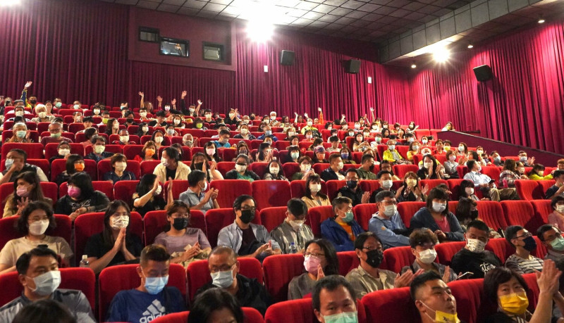 民進黨高雄市黨部包場舉辦「時代革命」特映會。   圖：民進黨高雄市黨部提供
