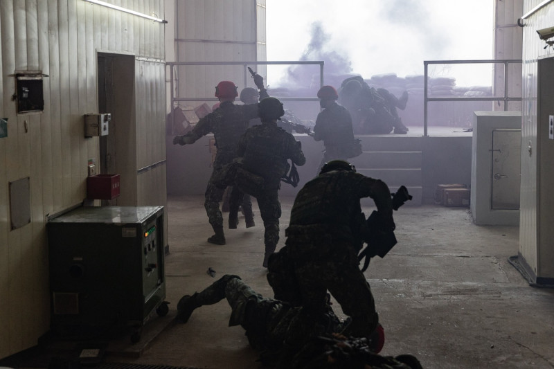 東引地區指揮部「忠義操演」，模擬敵突入後，於坑道內近戰格鬥。   圖：翻攝中華民國陸軍臉書